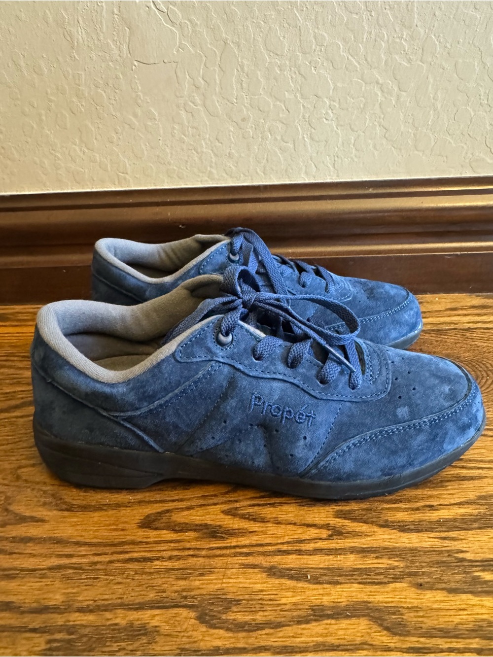 Propet Women’s Navy Blue Suede Lace-Up Walking Sneakers 7